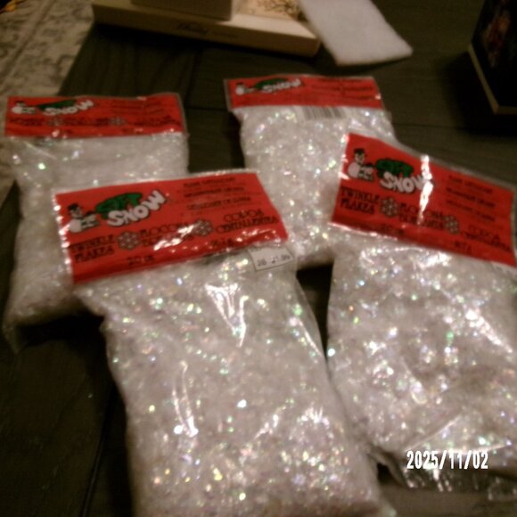 4 NIP 2 oz Soft Snow TWINKLE FLAKES Faux GLITTERY Crafts VILLAGE Train Display - Picture 1 of 3